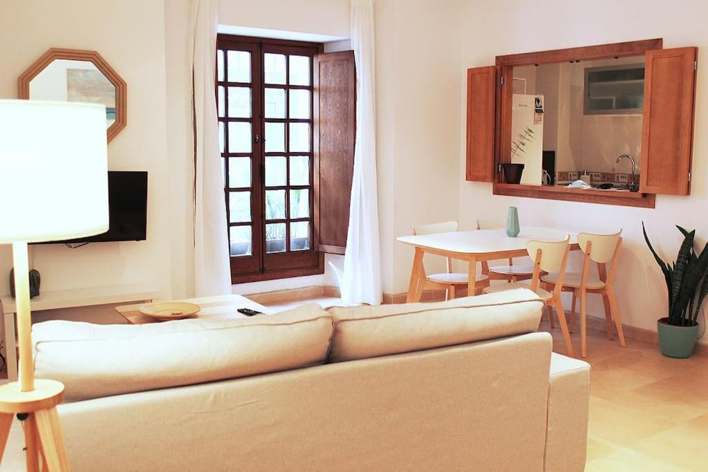 Fancy Apartment In A Historic House, Chiclana City Center By C. Dreams チクラナ・デ・ラ・フロンテーラ エクステリア 写真